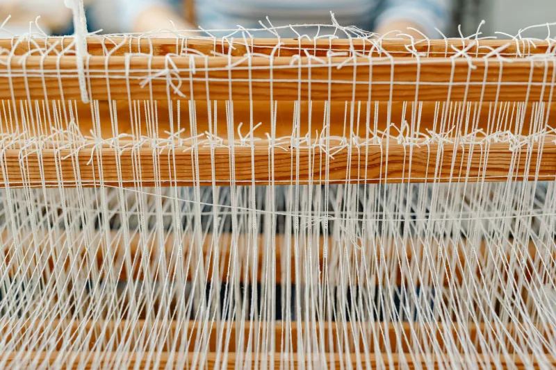 Feito à Mão, Guardado no Coração: Os Artesãos que Dão Alma aos Souvenirs de Ilha do Camarão